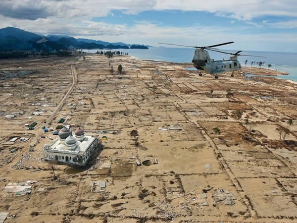 Nhà thờ Hồi giáo Rahmatullah ở Indonesia là một trong những công trình trở thành  biểu tượng nổi tiếng thế giới "sống sót" qua thảm họa khủng khiếp. Theo đó, vào ngày 26/12/2004, một trận động đất mạnh 9,1 độ Richter đã làm rung chuyển tỉnh Bắc Sumatra, Indonesia. Trận động đất đã dẫn tới một trận sóng thần kinh hoàng quét qua hàng loạt các bãi biển nằm xung quanh Ấn Độ Dương.